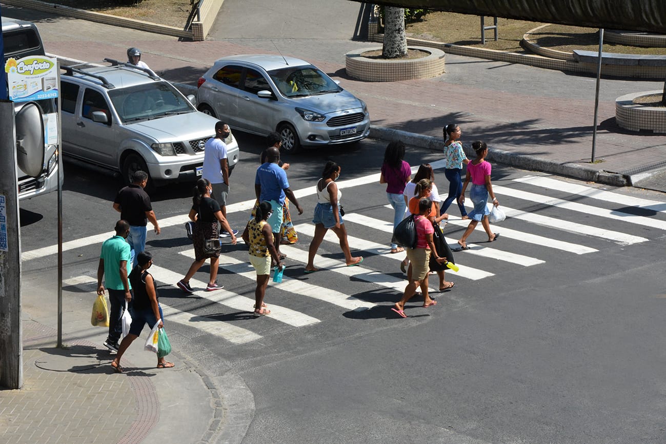 faixas de pedestres e pessoas