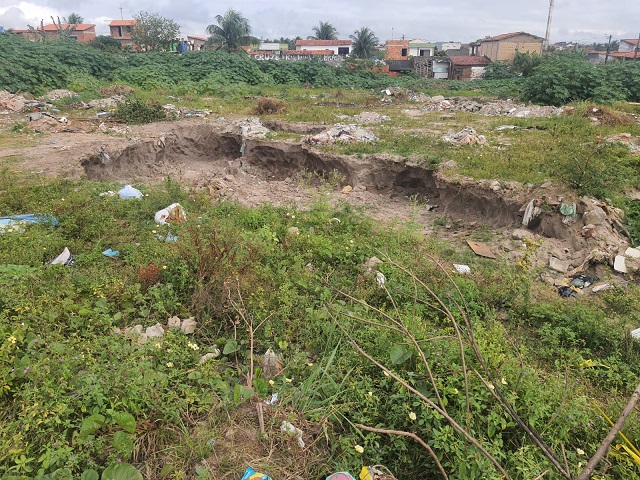 Comunidade do Parque Brasil pede solução para campo de futebol usado em descarte irregular de lixo