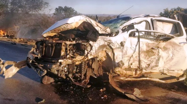 veículo destruído em Acidente deixa mortos e feridos em Ibotirama