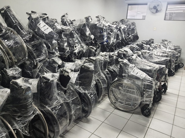 Igreja e projeto social americano doam cadeiras de rodas e cestas básicas a famílias carentes