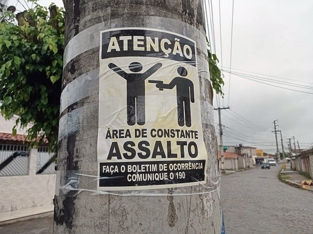 Em clima de medo, moradores colam cartazes para alertar sobre constantes assaltos no bairro Limoeiro
