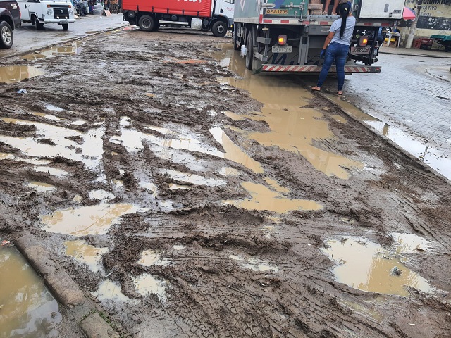 Pedestres e comerciantes lamentam grande lamaçal deixado na Rua Marechal Deodoro