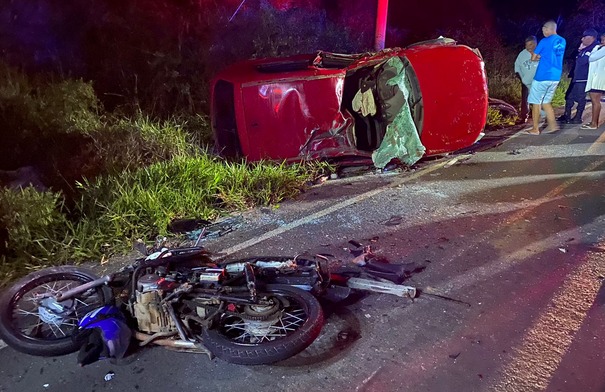 Colisão entre carro e motos na BR-420 entre Jaguaquara e Itaquara deixa 3 mortos