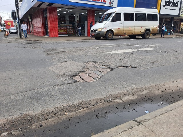 Buracos e ondulações na Rua Visconde do Rio Branco dificultam trânsito no local