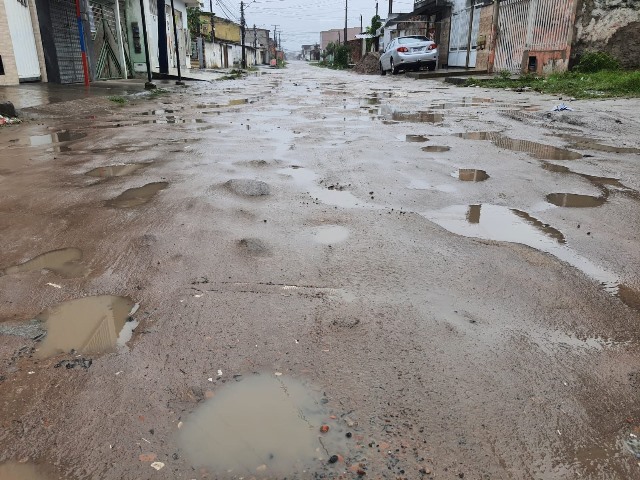 Moradores da Rua São Roque voltam a reclamar de muita lama e buracos: ‘Não tem carro que suporte’