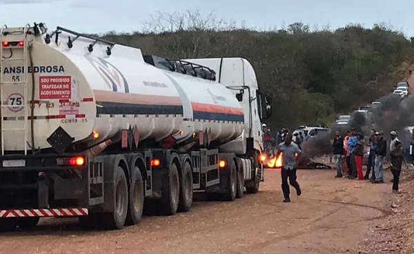 Manifestação de garimpeiros: grupo libera saída de caminhões tanque de mineradora em Santaluz