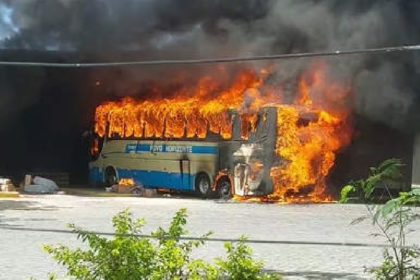 Ônibus da Viação Novo Horizonte pega fogo em Itapetinga