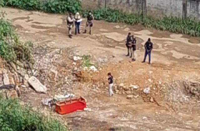 Corpo em decomposição é encontrado em sofá abandonado em terreno baldio de Salvador
