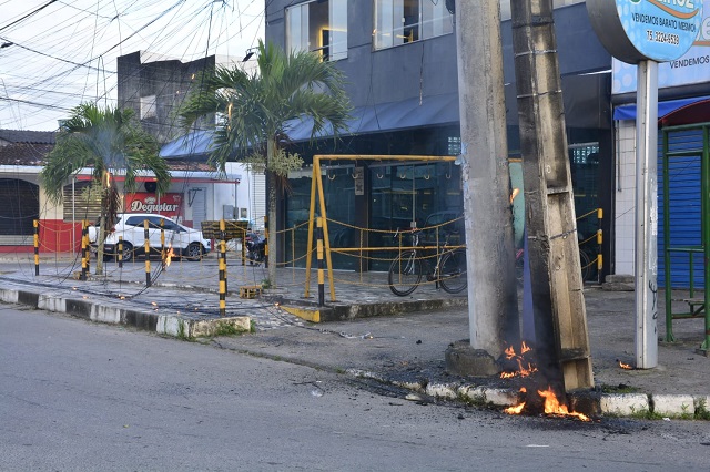 Fios de telefonia pegam fogo na Avenida Fraga Maia e causam acidente