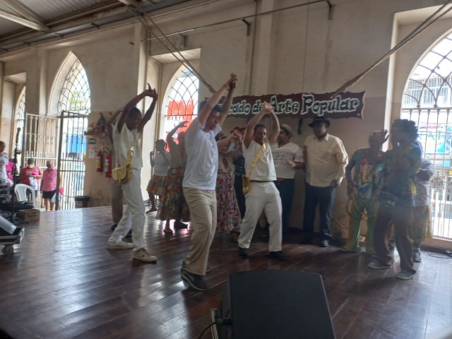 Grupo de teatro e dança da Apae se apresenta no Mercado de Arte em comemoração ao aniversário de Feira
