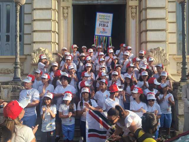 Mais de 70 alunos homenageiam Feira de Santana com cantata nas escadarias da Prefeitura