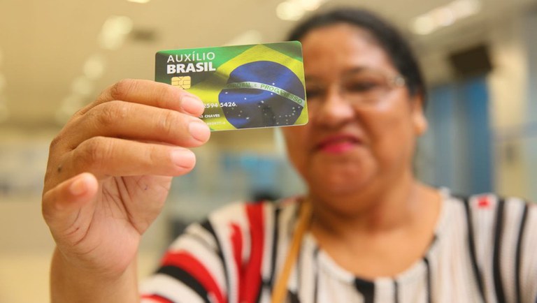Beneficiária do Auxílio Brasil, Vera Lúcia Maia