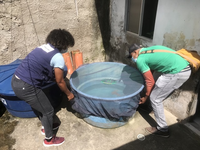 Prefeitura realiza entrega de capas para cobertura de caixas d'água