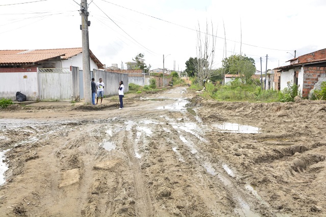 Vivendo em meio à lama e buracos, moradores do bairro Mangabeira pedem calçamento em avenida
