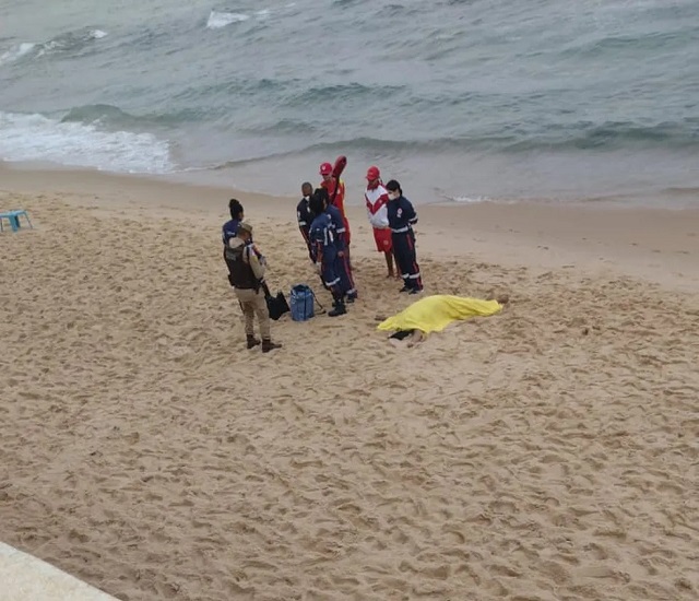 Corpo com sinais de afogamento é encontrado na praia do Porto da Barra na tarde deste domingo