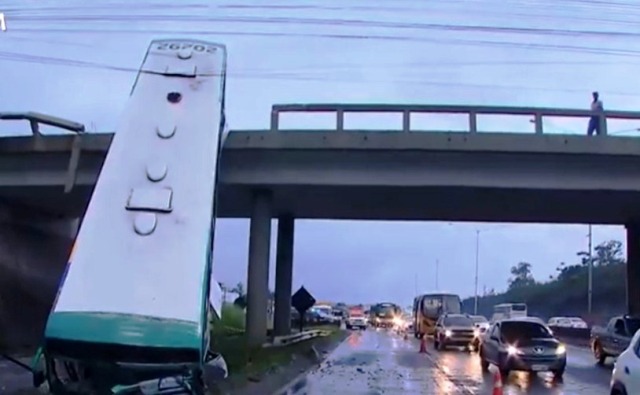 Salvador: ônibus despenca de viaduto na BR-324