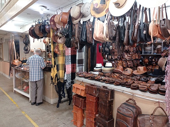 comércio de artesanato em couro no Mercado de Arte Popular