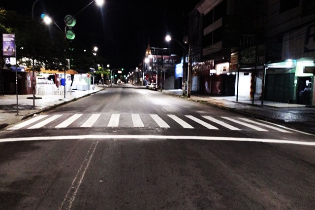 Prefeitura revitaliza faixas de pedestres e instala sinalização vertical em ruas e avenidas