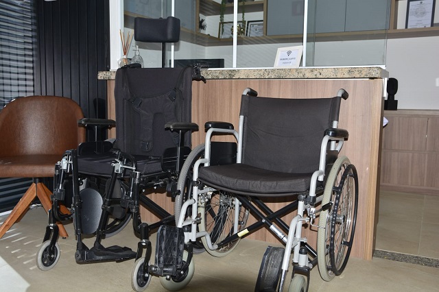 Projeto social idealizado por clínica feirense realizará doação de cadeiras de rodas, órteses e próteses ortopédicas