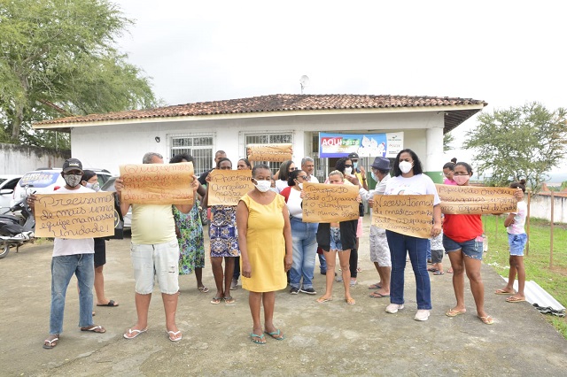 Moradores protestam contra construção de quadra em terreno de posto de saúde no Campo do Gado Novo