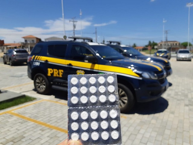 PRF flagra caminhoneiro com mais de 200 comprimidos de anfetaminas na BR 101 em Alagoinhas