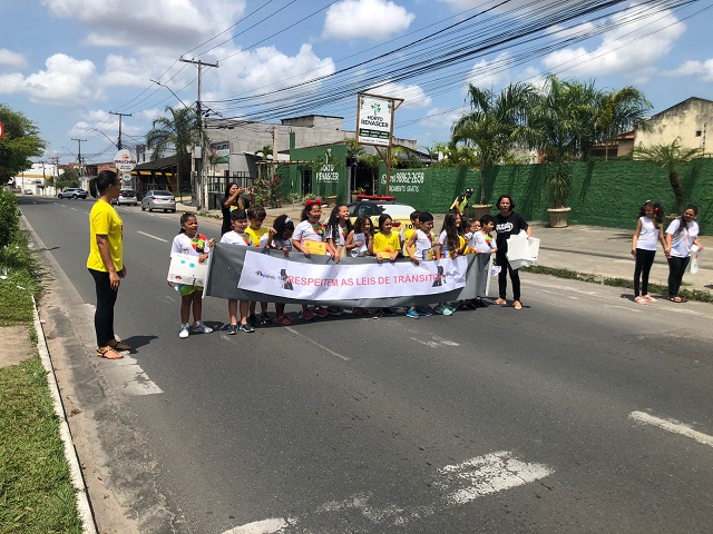 Estudantes de Creche Escola mobilizam condutores em ação na Semana Nacional de Trânsito