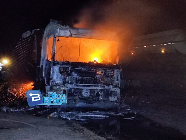 Caminhão carregado com frutas pega fogo na BR-020 em Luís Eduardo Magalhães
