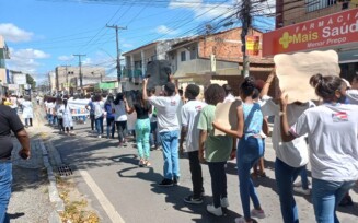 Estudantes do Colégio Estadual Luiz Viana Filho se apresentam em desfile para celebrar a primavera