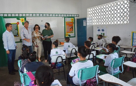 crianças estudantes escola municipal Feira de Santana