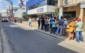 Beneficiários do Auxílio Brasil formam grande fila na Agência da Caixa em Feira de Santana