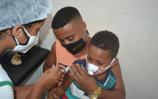 Feira intensifica vacinação contra paralisia infantil para estudantes das escolas municipais