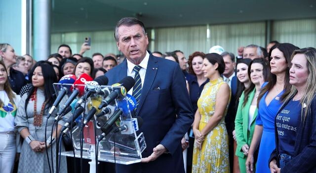 O candidato à Presidência pelo PL, Jair Bolsonaro, recebeu hoje (6) no Palácio da Alvorada um grupo de deputados federais e governadores reeleitos, que manifestou seu apoio à reeleição do mandatário.