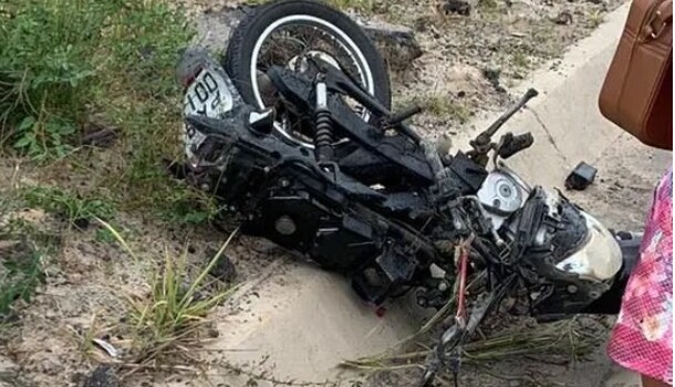 Três pessoas da mesma família morrem após batida entre motocicleta e carro na BR-101