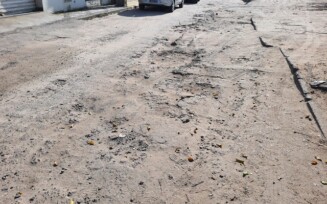 Comunidade enfrenta dificuldades para ter acesso a escola no Conjunto Feira VII e apela por pavimentação de rua