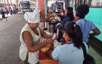 'Toque de amor': conheça a vendedora de mingau que acorda na madrugada para preparar receita