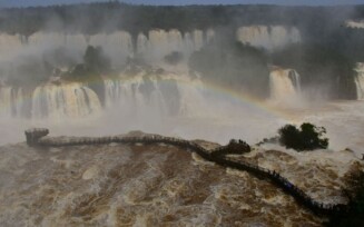 Passarela sobre Cataratas do Iguaçu é reaberta após redução da vazão