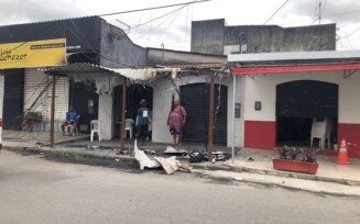 Fiação pega fogo e destrói teto de bar na Avenida ACM em Feira de Santana