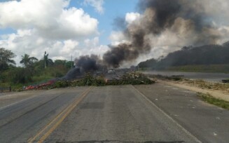 Moradores de Conceição do Jacuípe bloqueiam BR-101 em protesto após acidente que vitimou 3 pessoas da mesma família