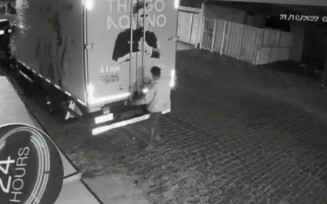 Homem tenta arrombar caminhão do cantor Thiago Aquino em Feira de Santana