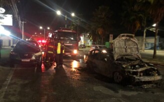 Veículo Astra pega fogo em frente ao Ville Gourmet
