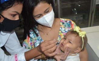 No Dia Mundial de Combate à Poliomielite, Prefeitura reforça vacinação