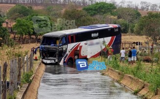 São Desidério: uma pessoa morre em acidente entre ônibus e carreta na BR-135