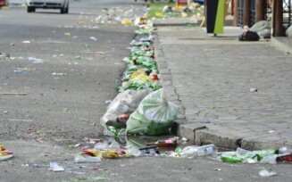 Rua São Domingos amanhece cheia de lixo após vitória do Flamengo