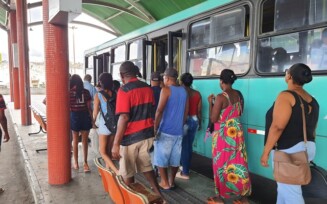 Passageiros reclamam de demora do transporte público neste domingo de eleições
