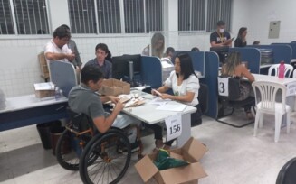 Urnas chegam à sede da Justiça Eleitoral em Feira de Santana