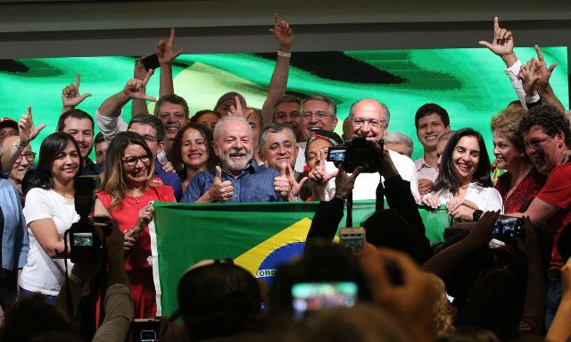 Lula discursa após vencer o segundo turno das eleições