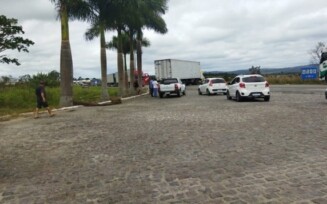 Caminhoneiro interditou trecho da BR-116 no Entroncamento de Jaguaquara para iniciar paralisação