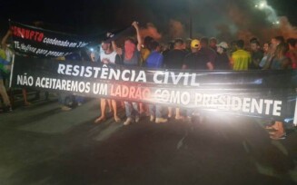 Apoiadores de Bolsonaro bloqueiam BR-116 Norte em Feira de Santana