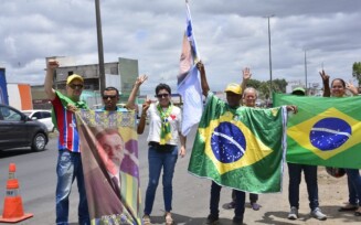 Mesmo com pistas liberadas, apoiadores de Bolsonaro continuam protestando na Avenida Transnordestina