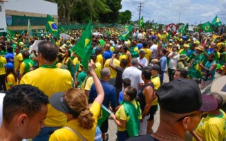 Apoiadores do presidente Bolsonaro protestam em frente ao 35º BI